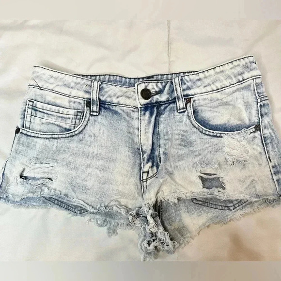 Kendall & Kylie Shorts Juniors Blue Light Wash Distressed Denim - Picture 1 of 3
